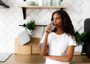 Como beber mais água sem depender só de lembretes