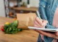 Lista de compras eficiente para gastar menos no mês