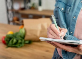 Lista de compras eficiente para gastar menos no mês