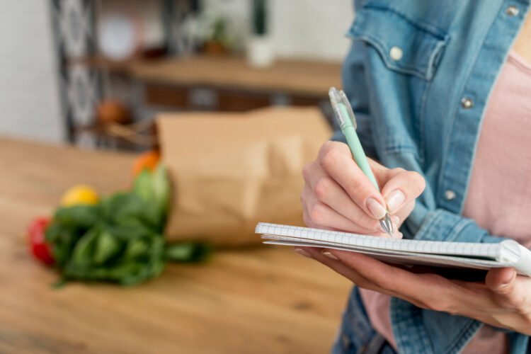 Lista de compras eficiente para gastar menos no mês