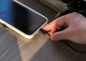 Como cuidar da bateria do celular sem paranoia