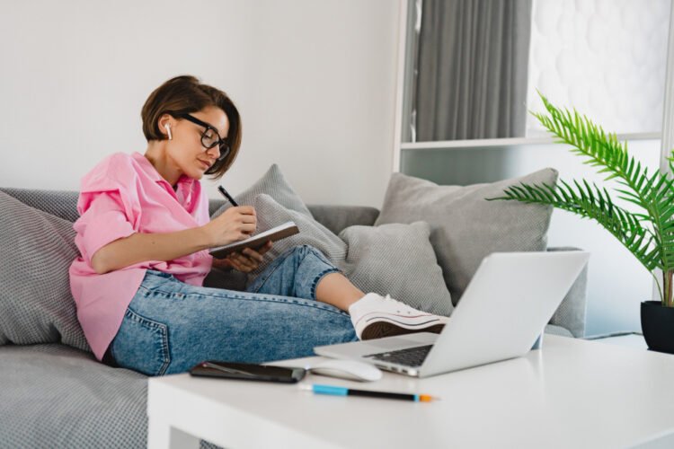 Como estudar sozinho em casa sem perder o ritmo