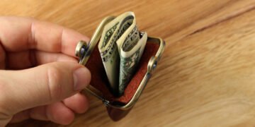 Como guardar dinheiro mesmo ganhando pouco por mês