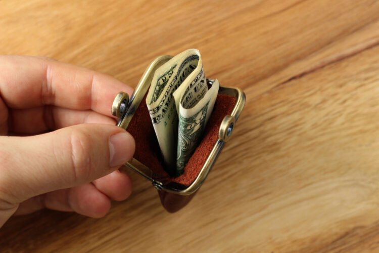 Como guardar dinheiro mesmo ganhando pouco por mês