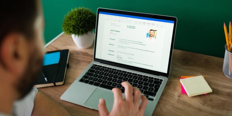 Como montar um currículo simples sem parecer genérico