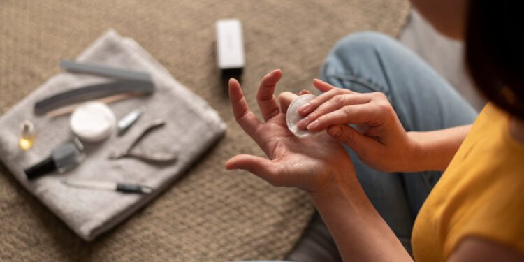 Como fazer as unhas em casa com acabamento bonito