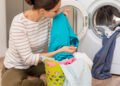 Como tirar cheiro de roupa guardada sem sofrimento