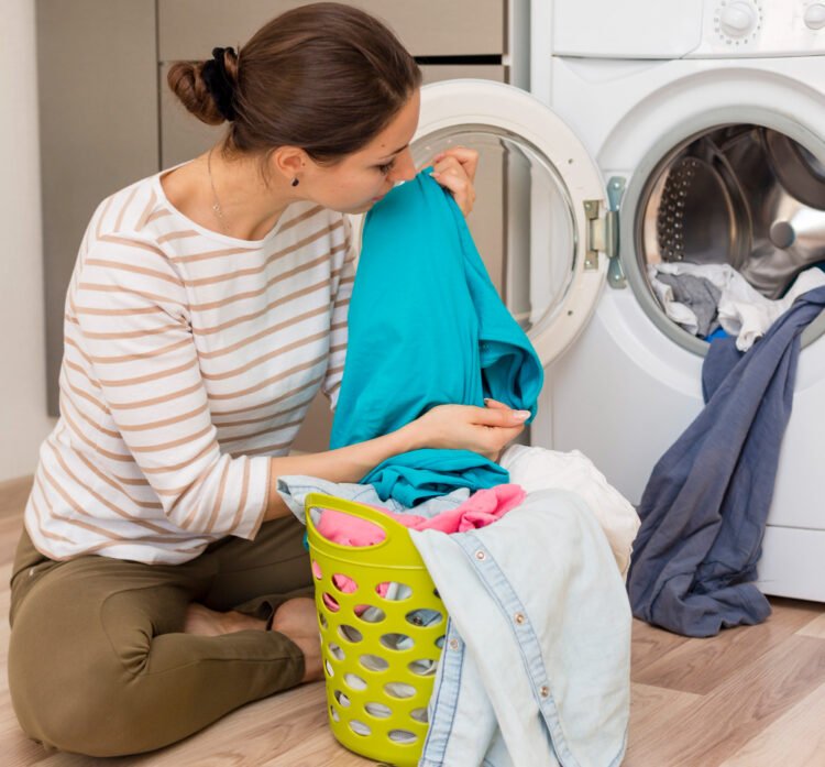 Como tirar cheiro de roupa guardada sem sofrimento