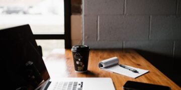 Como montar home office pequeno sem perder conforto